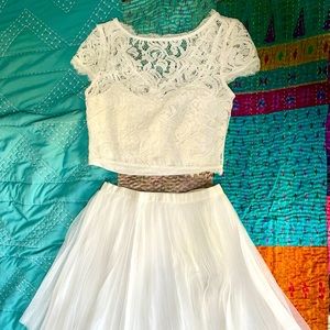 Elegant Adrianna Papell 2-piece top and skirt